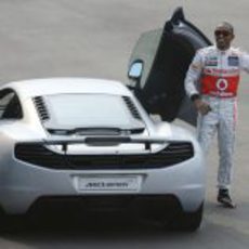 Lewis Hamilton feliz al lado del MP4-12C plateado