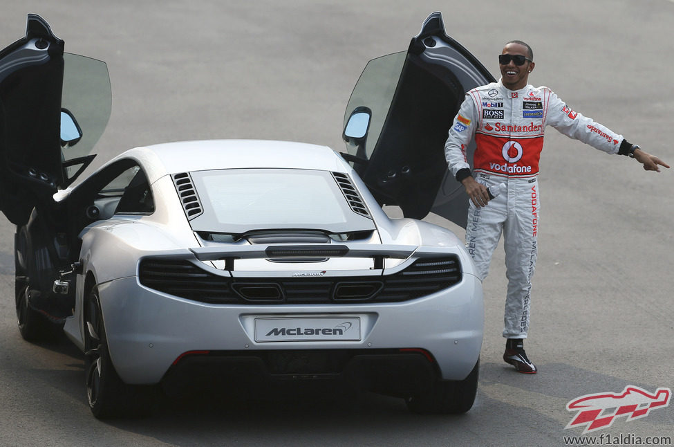 Lewis Hamilton feliz al lado del MP4-12C plateado