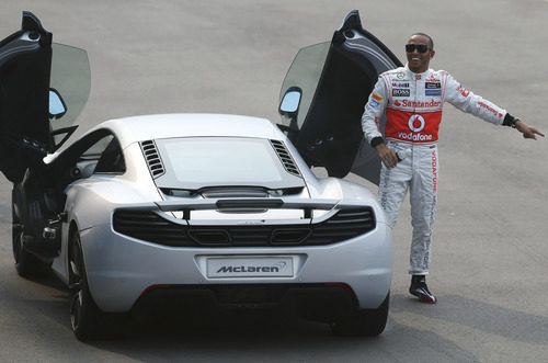 Lewis Hamilton feliz al lado del MP4-12C plateado