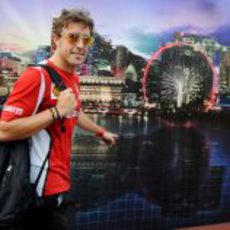 Fernando Alonso sonríe a su llegada a Singapur