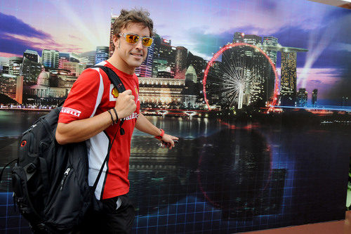 Fernando Alonso sonríe a su llegada a Singapur