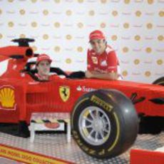 Fernando Alonso y Felipe Massa junto a un Ferrari de Lego