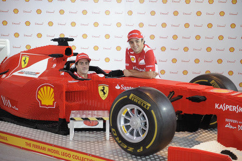 Fernando Alonso y Felipe Massa junto a un Ferrari de Lego