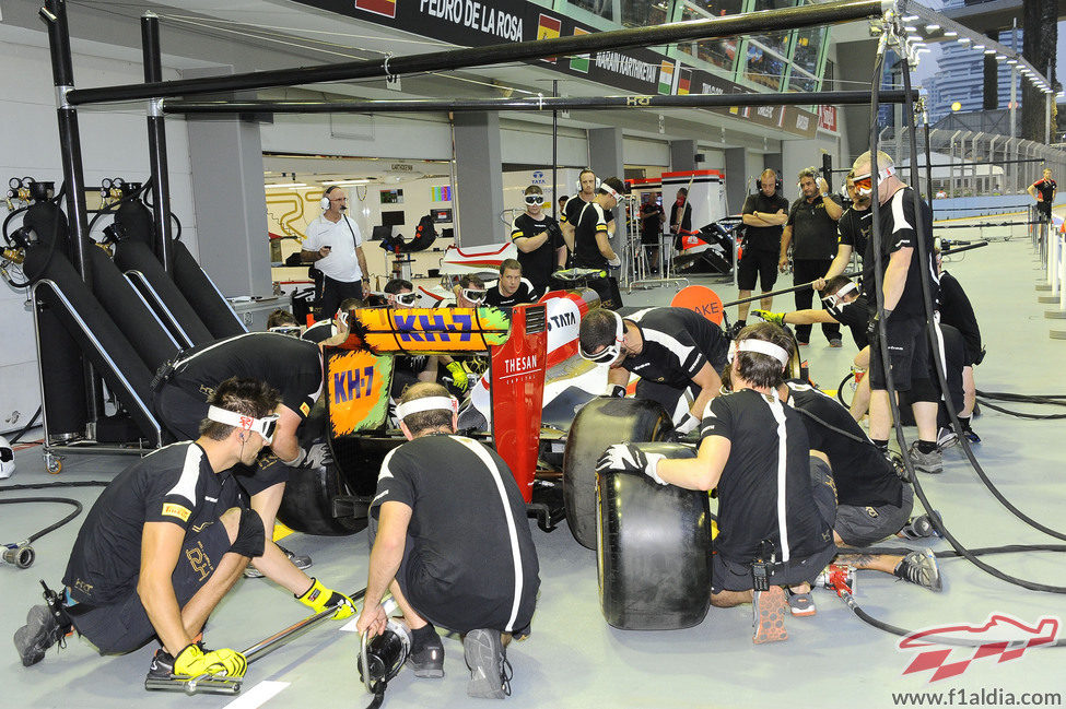 El equipo HRT ensaya pitstops en Singapur