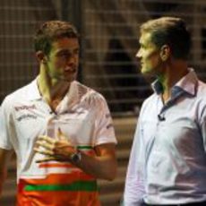 Paul di Resta charla con David Coulthard