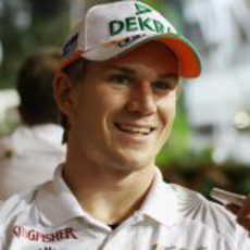 Nico Hülkenberg sonríe a la prensa