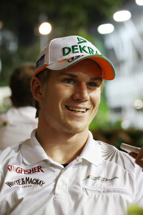 Nico Hülkenberg sonríe a la prensa