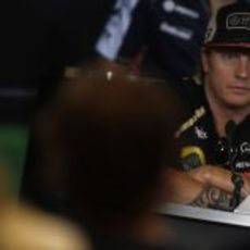 Kimi Räikkönen, serio ante la prensa