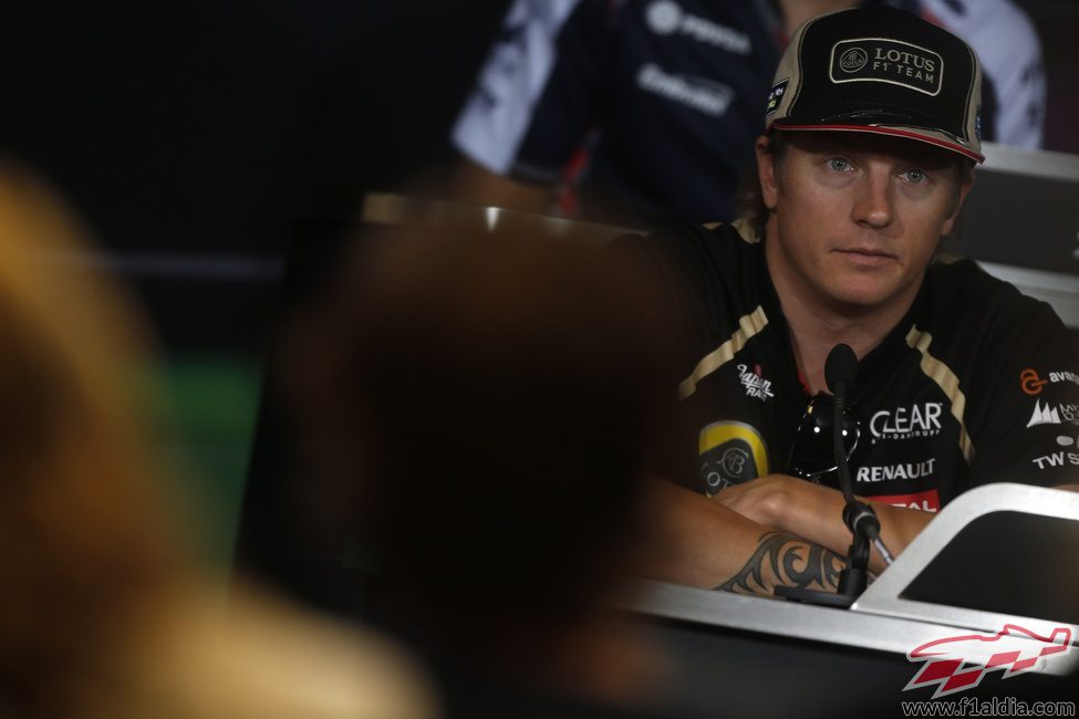 Kimi Räikkönen, serio ante la prensa