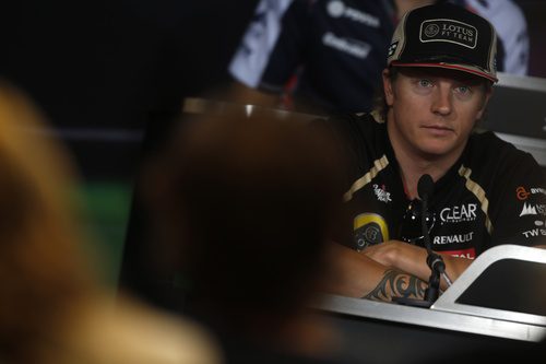 Kimi Räikkönen, serio ante la prensa