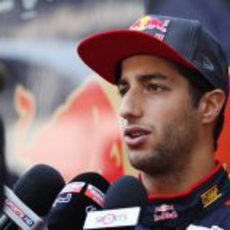 Daniel Ricciardo se explica ante los periodistas