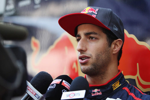 Daniel Ricciardo se explica ante los periodistas