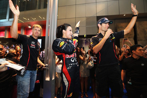 Sebastian Vettel y Mark Webber en un acto publicitario