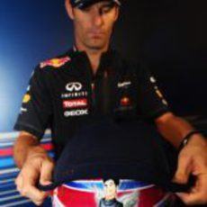 Mark Webber muestra su casco para Singapur