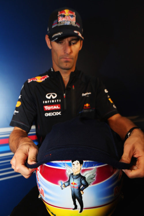 Mark Webber muestra su casco para Singapur