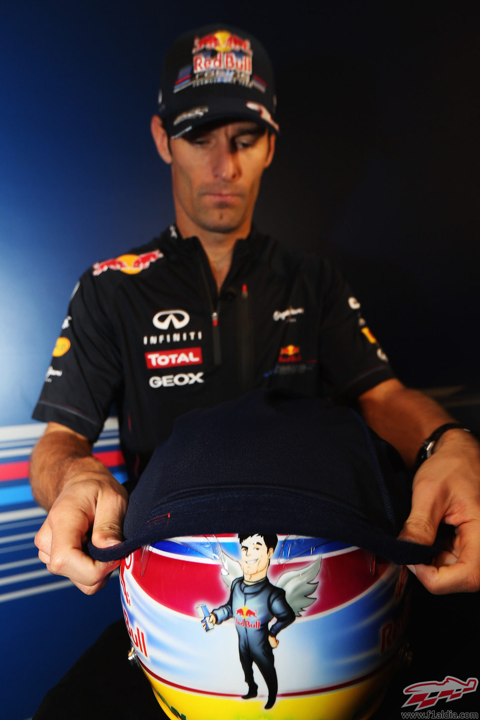 Mark Webber muestra su casco para Singapur