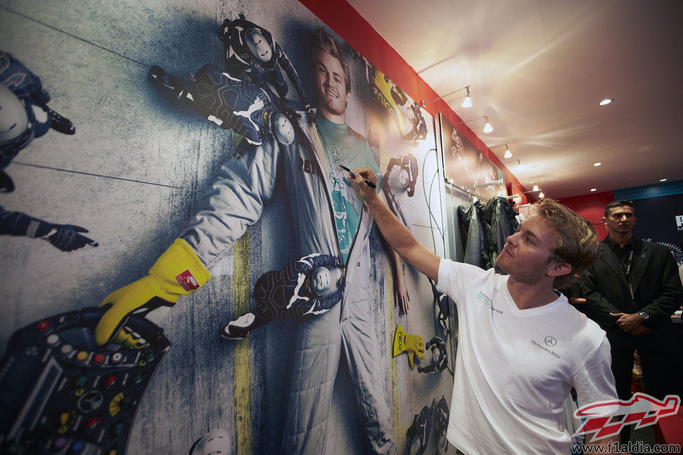 Nico Rosberg firma sobre su anuncio