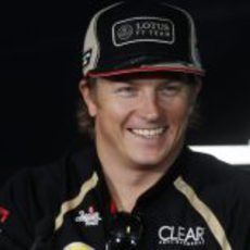 Kimi Räikkönen se rie en Singapur