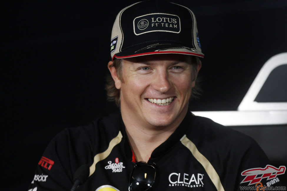 Kimi Räikkönen se rie en Singapur