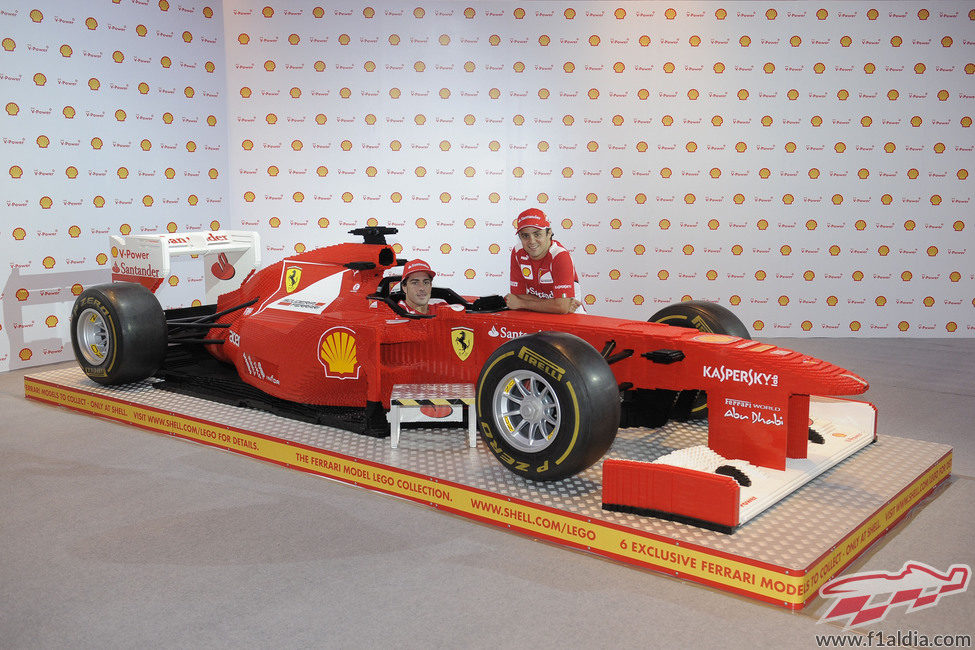 Alonso y Massa con el Ferrari de LEGO en Singapur