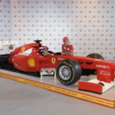 Alonso y Massa con el Ferrari de LEGO en Singapur