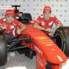 Massa y Alonso posan con el Ferrari de LEGO