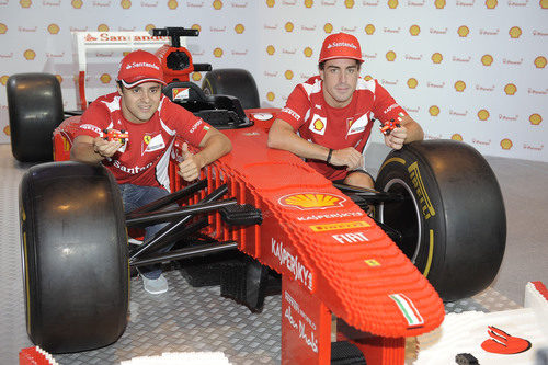 Massa y Alonso posan con el Ferrari de LEGO