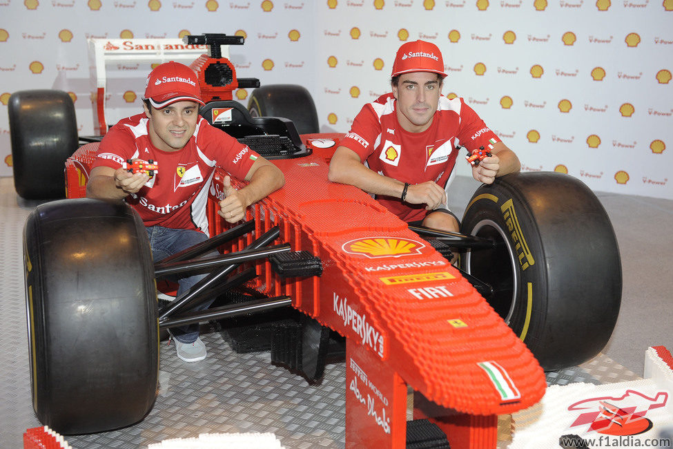 Massa y Alonso posan con el Ferrari de LEGO