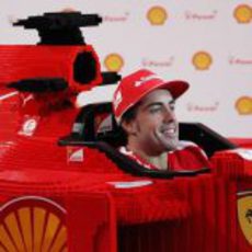 Fernando Alonso feliz sentado en el Ferrari de LEGO