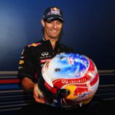 Mark Webber observa su nuevo casco para la carrera de Singapur 2012