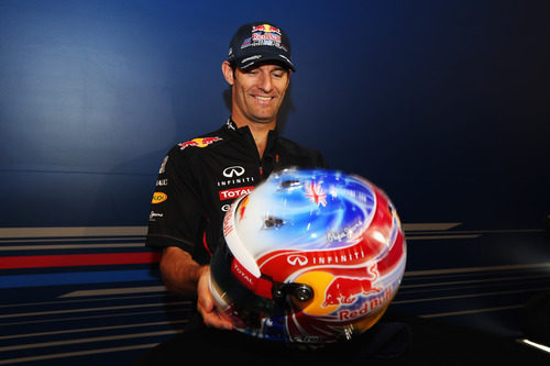 Mark Webber observa su nuevo casco para la carrera de Singapur 2012