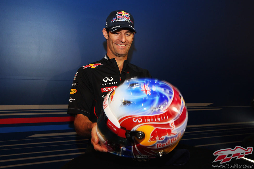 Mark Webber observa su nuevo casco para la carrera de Singapur 2012