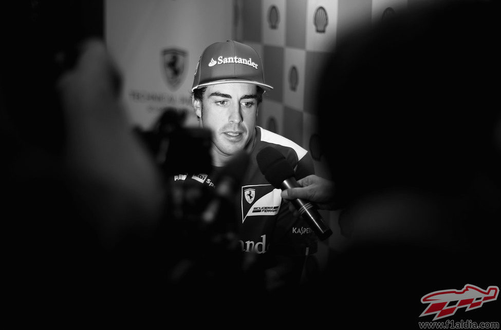 Fernando Alonso atiende a la prensa en Singapur 2012