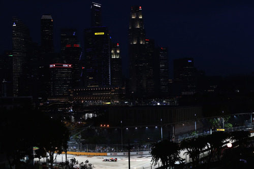 Un Red Bull de noche bajo el 'skyline' de Singapur