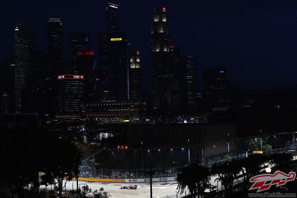 Un Red Bull de noche bajo el 'skyline' de Singapur