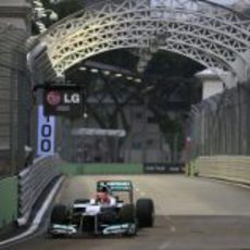 Michael Schumacher con su W03 en Marina Bay