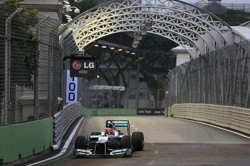 Michael Schumacher con su W03 en Marina Bay