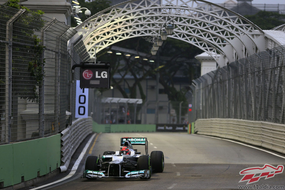 Michael Schumacher con su W03 en Marina Bay