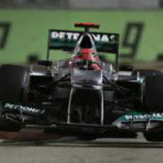 Michael Schumacher afronta la complicada chicane de Marina Bay