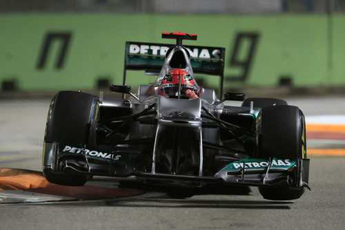 Michael Schumacher afronta la complicada chicane de Marina Bay
