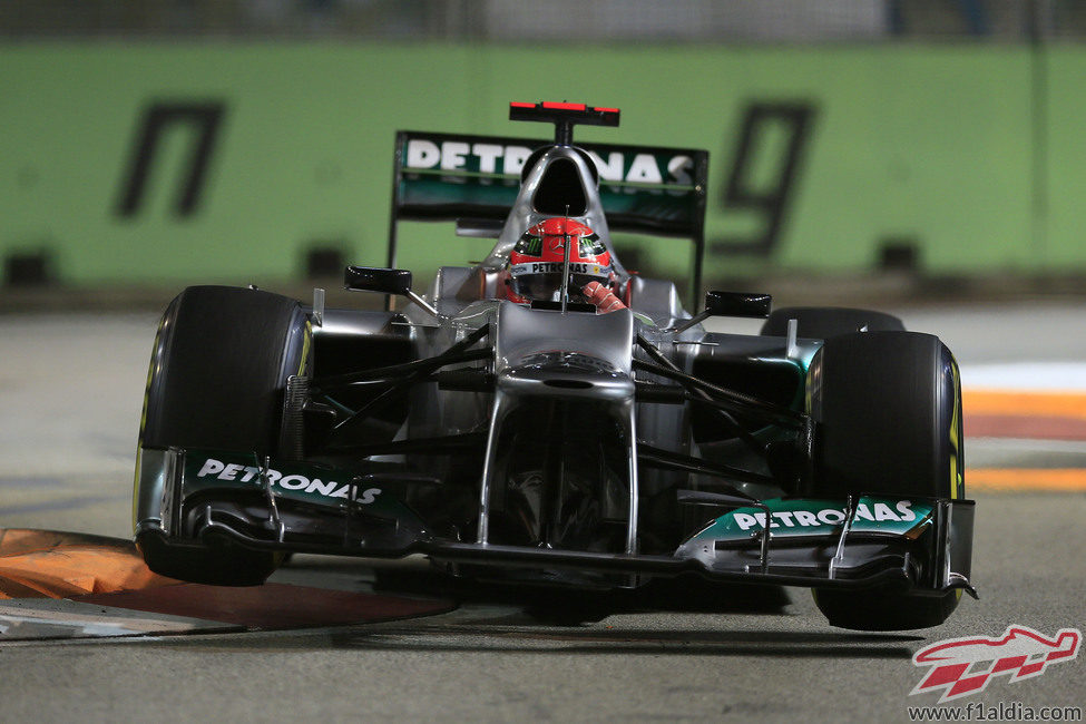 Michael Schumacher afronta la complicada chicane de Marina Bay