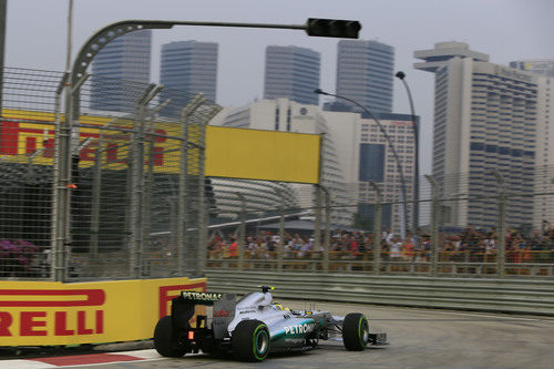 Nico Rosberg con neumáticos de lluvia en Singapur