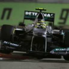 Nico Rosberg hace 'saltar' a su Mercedes en la chicane de Marina Bay