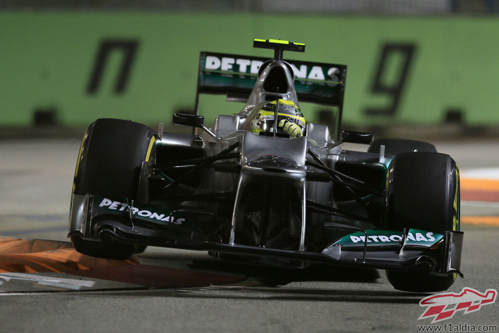 Nico Rosberg hace 'saltar' a su Mercedes en la chicane de Marina Bay