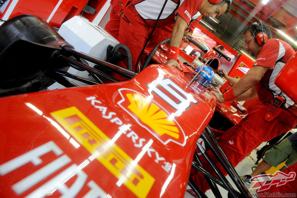 Los ingenieros ultiman detalles en el coche de Fernando Alonso
