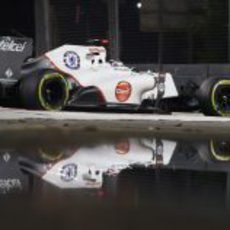 Kamui Kobayashi pasa junto a un charco en Singapur