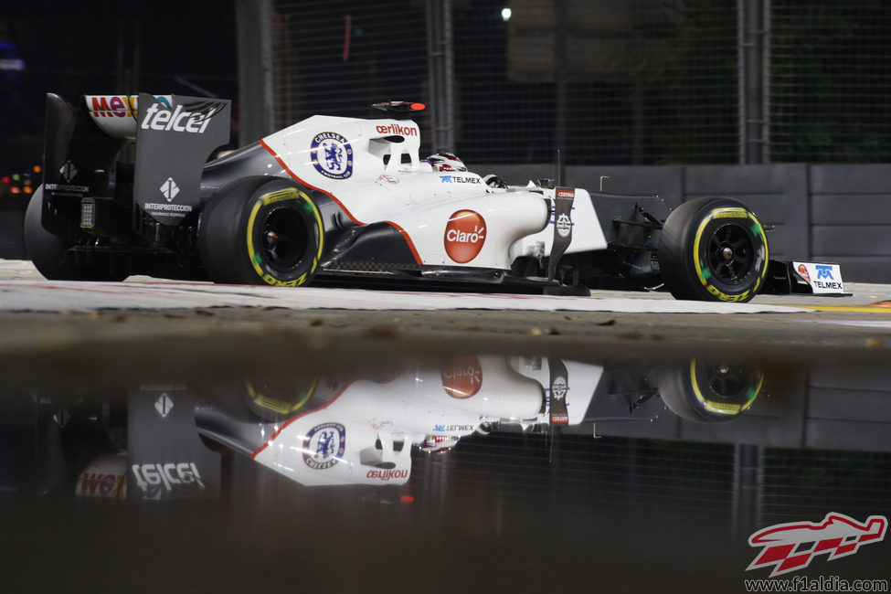 Kamui Kobayashi pasa junto a un charco en Singapur