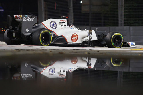 Kamui Kobayashi pasa junto a un charco en Singapur