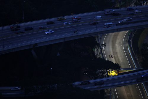 Romain Grosjean cruza por debajo de la autopista