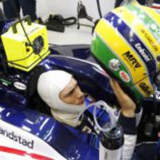 Bruno Senna se pone el casco